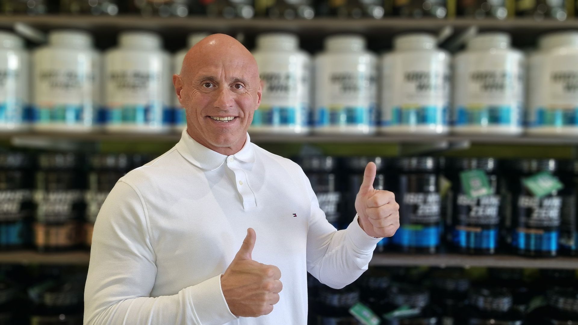 Eric Carpentier devant ses produits Biotech