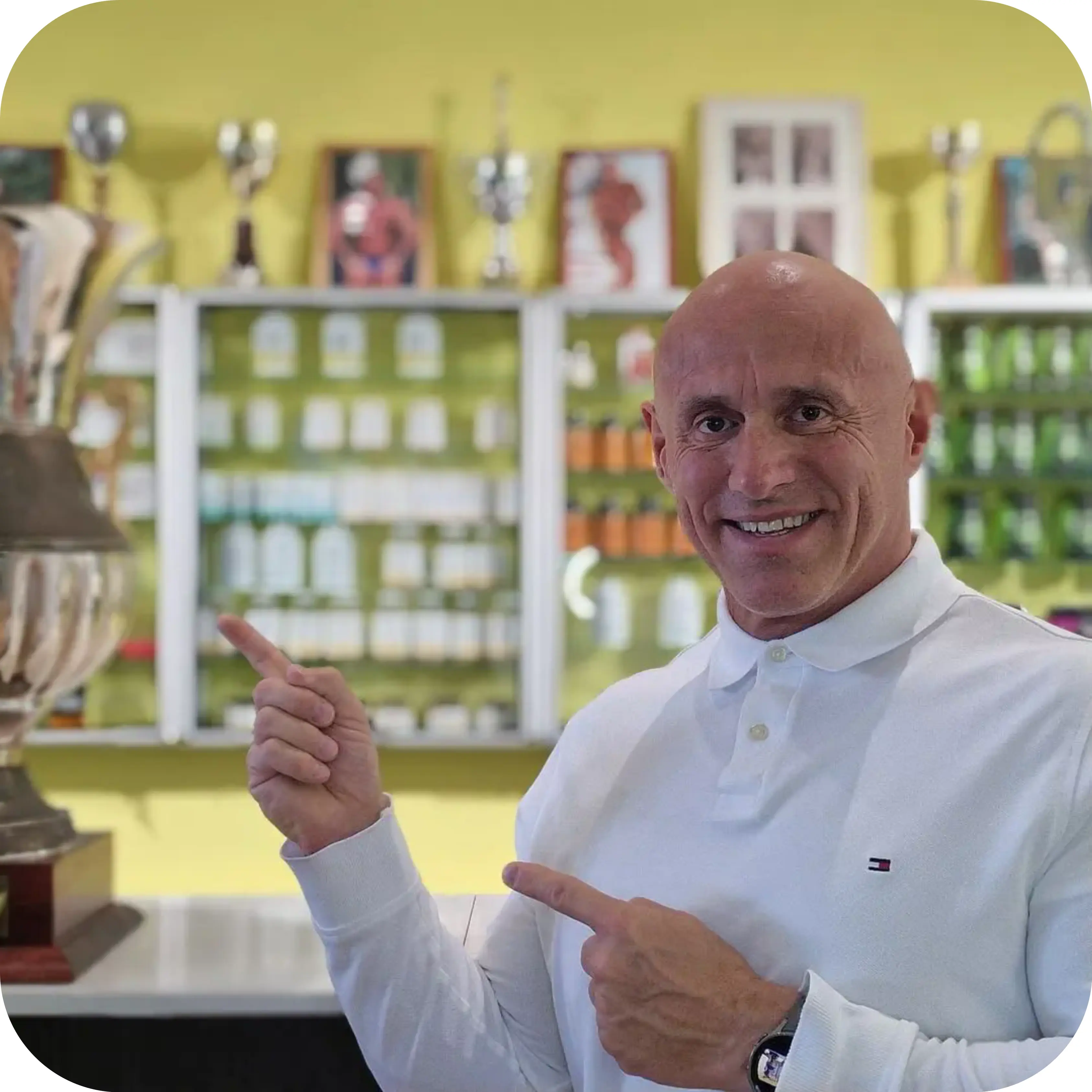 Eric Carpentier posant à coté de son trophée dans sa boutique SFnutrition
